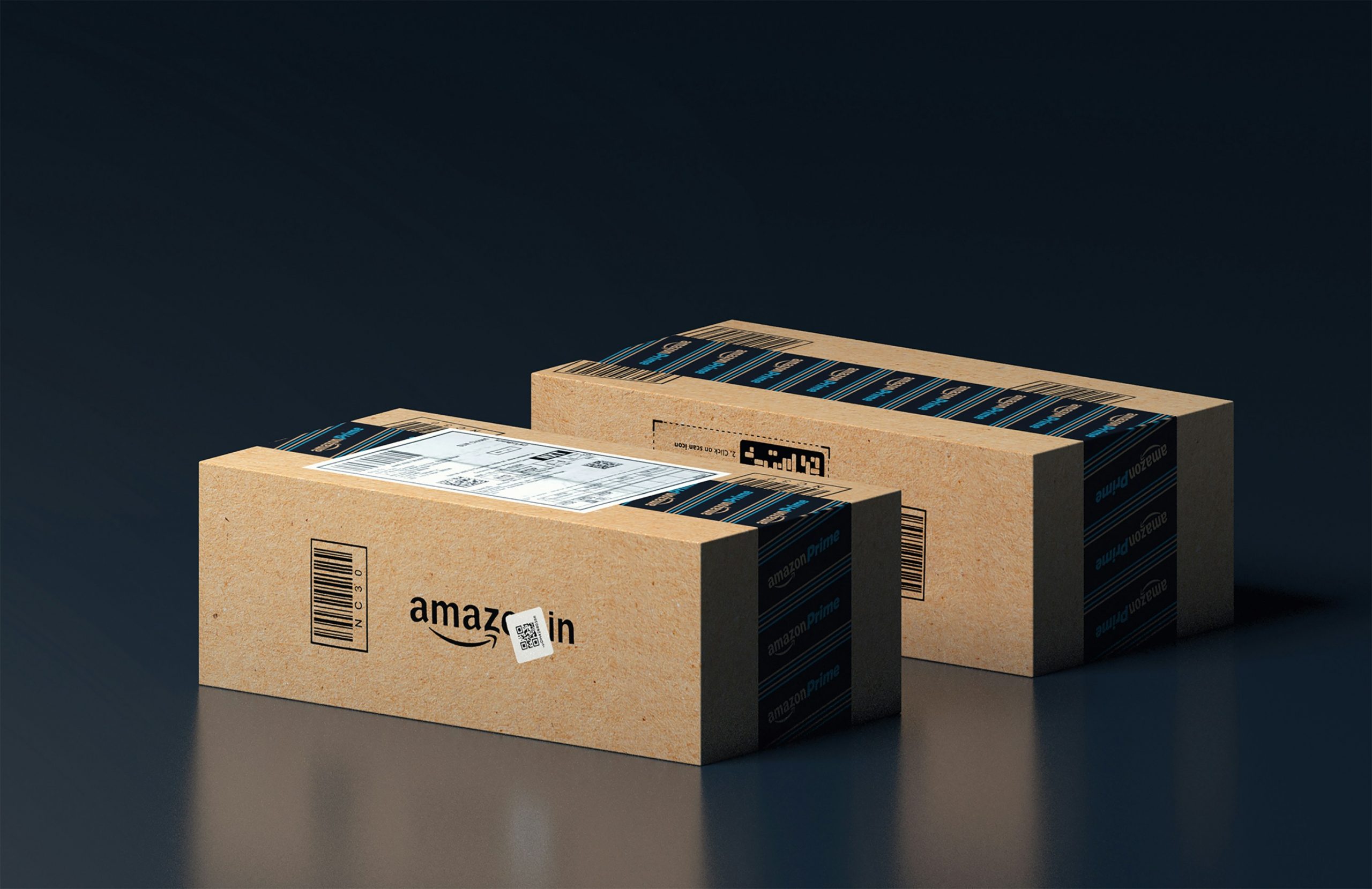 Zwei plakketierte Pakete von Amazon in einem dunklen Raum