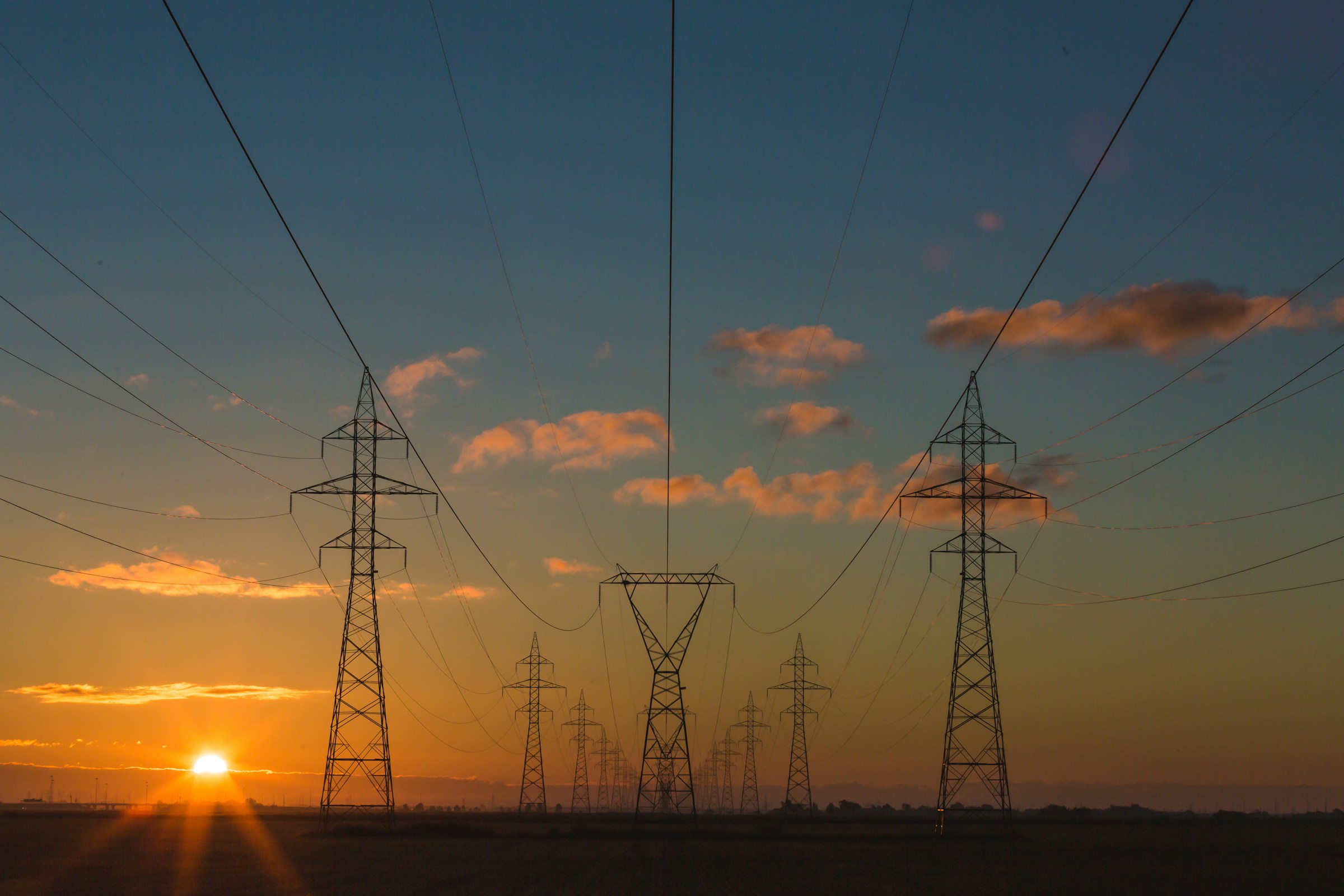 Energie Strom Leitungen Stromtrassen im Sonnenuntergang