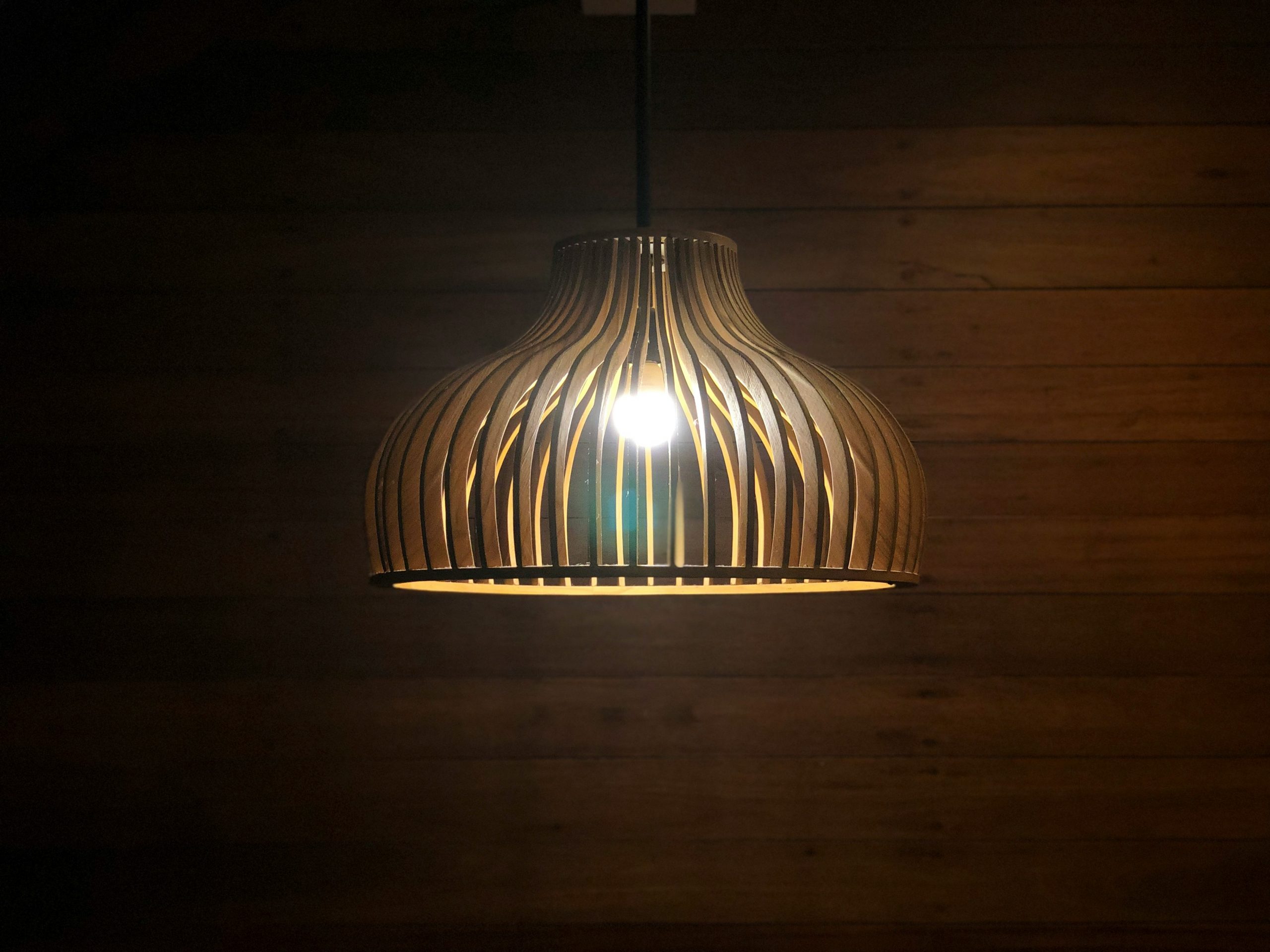 Nachhaltige leuchtende Lampe aus Holz im Dunkeln