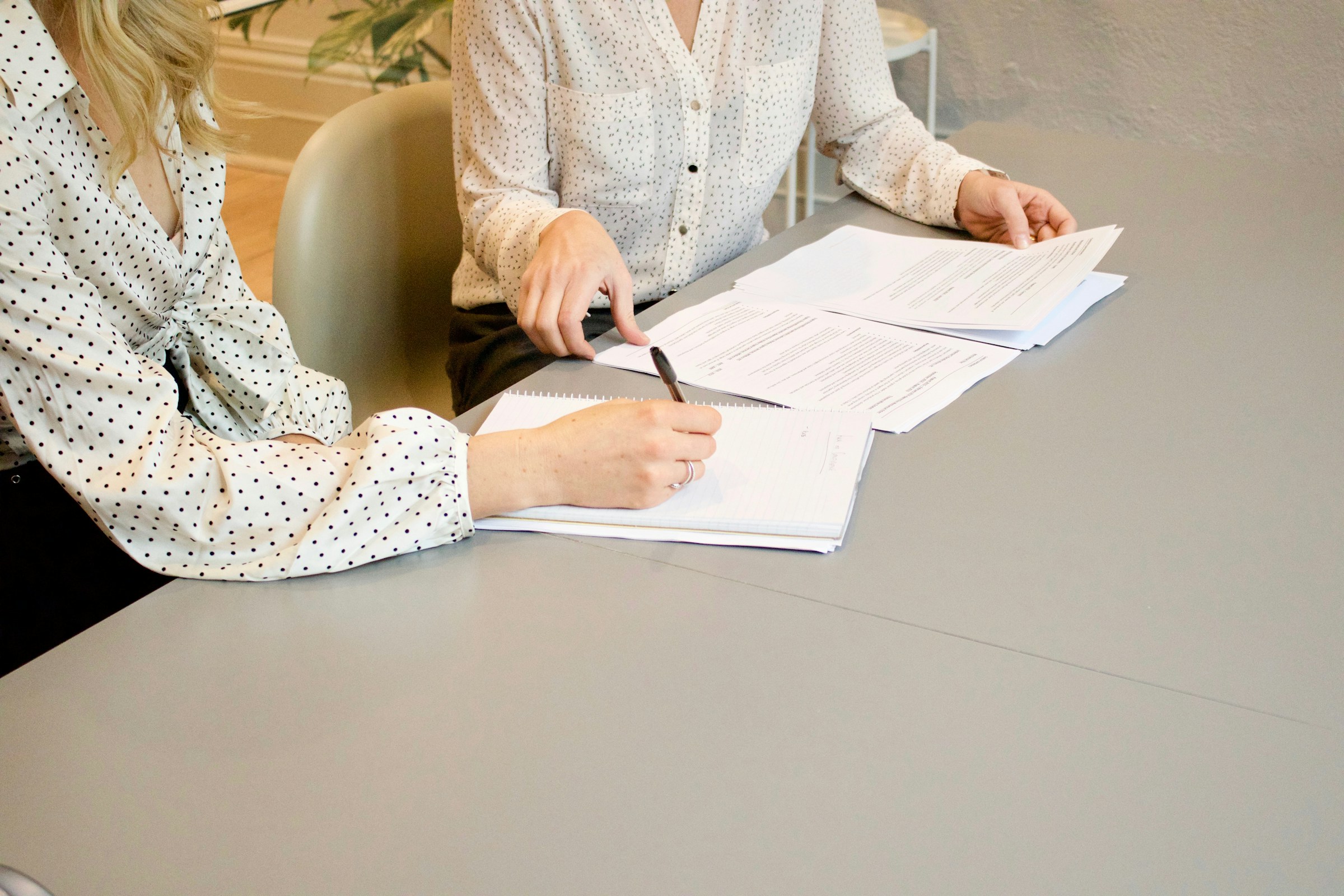 Frau unterschreibt Dokument Foto