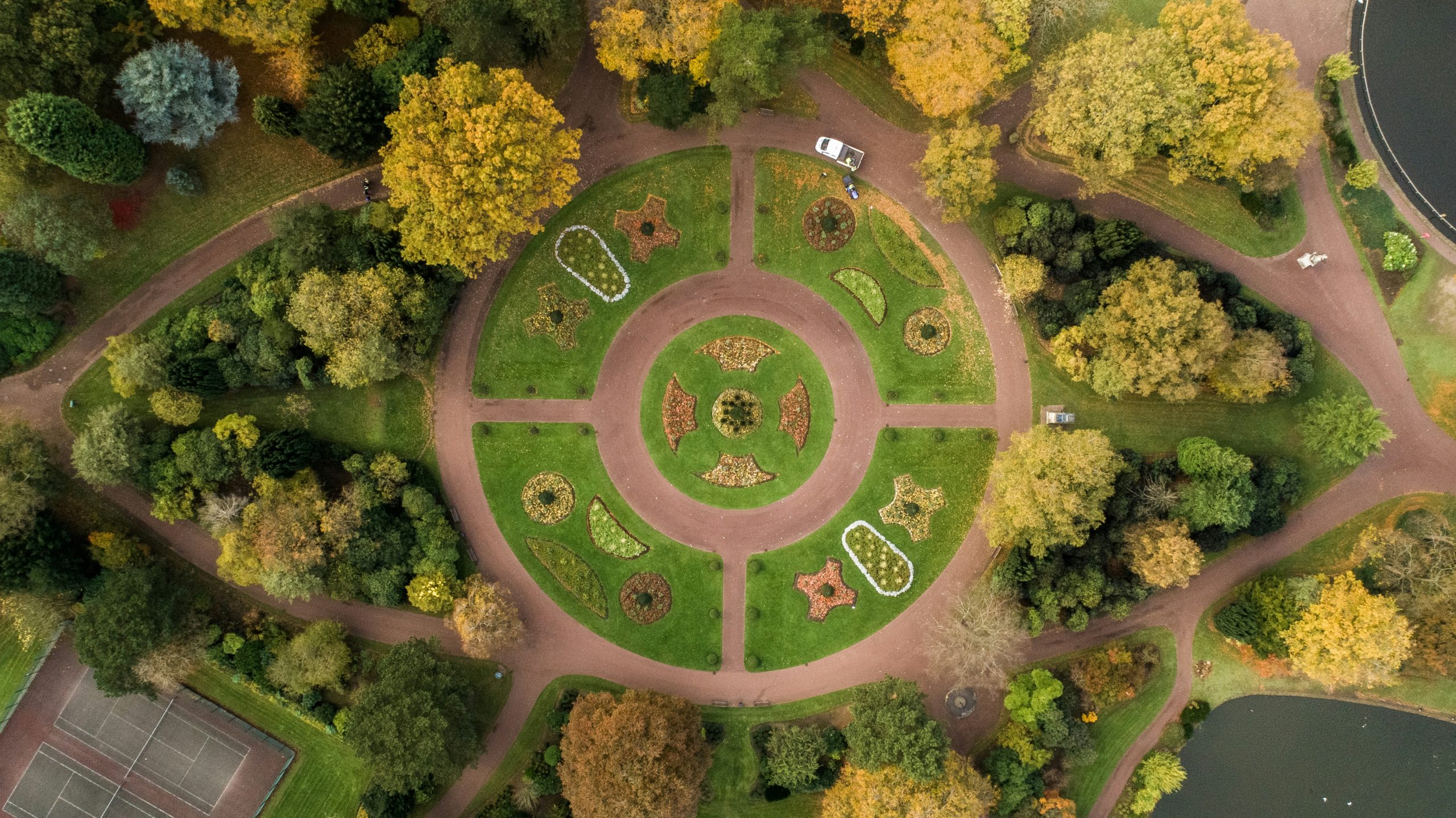 Grüner kreisförmiger Stadtpark in der Betrachtung von oben