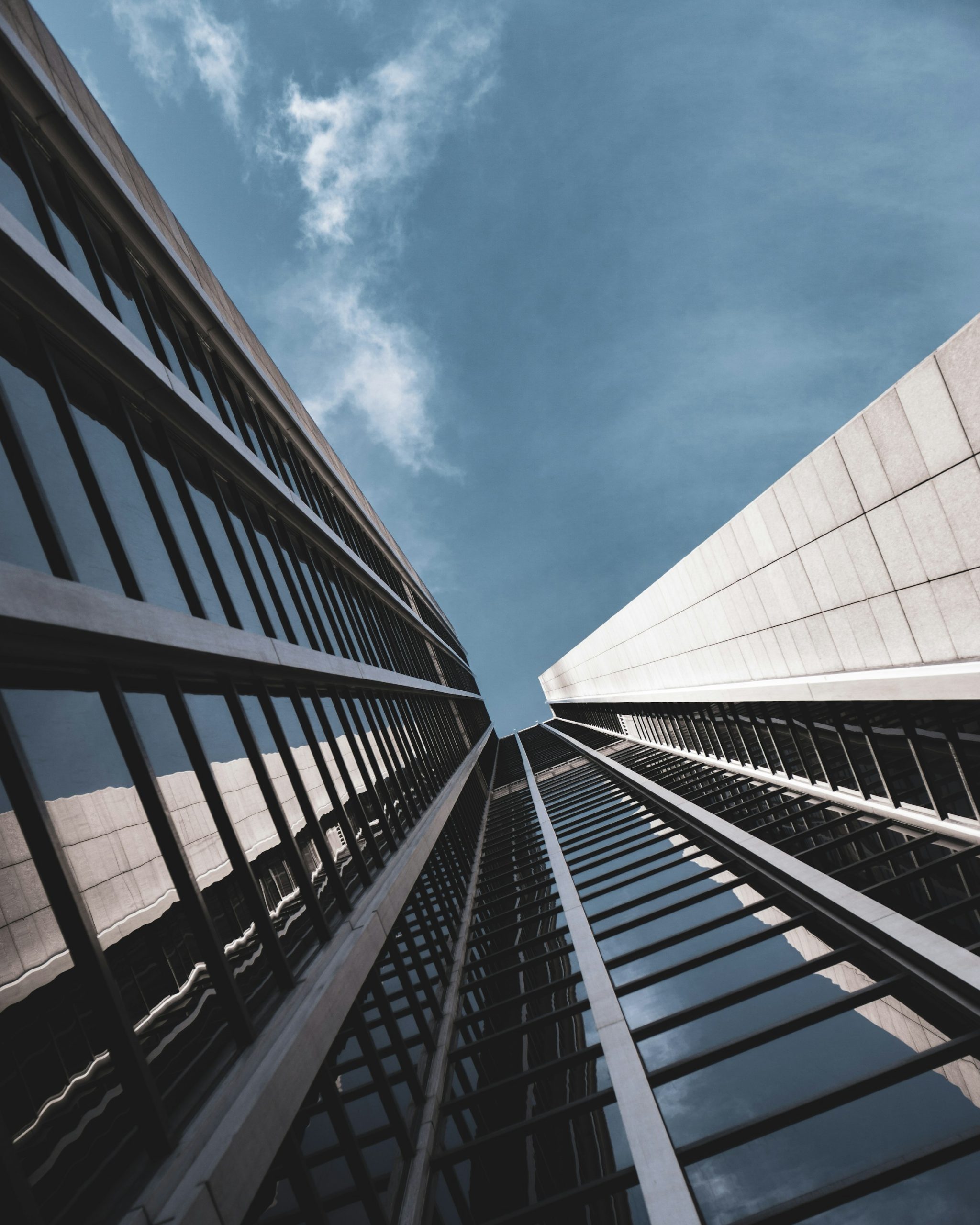 Low-Angle-Fotografie von Hochhäusern Büro