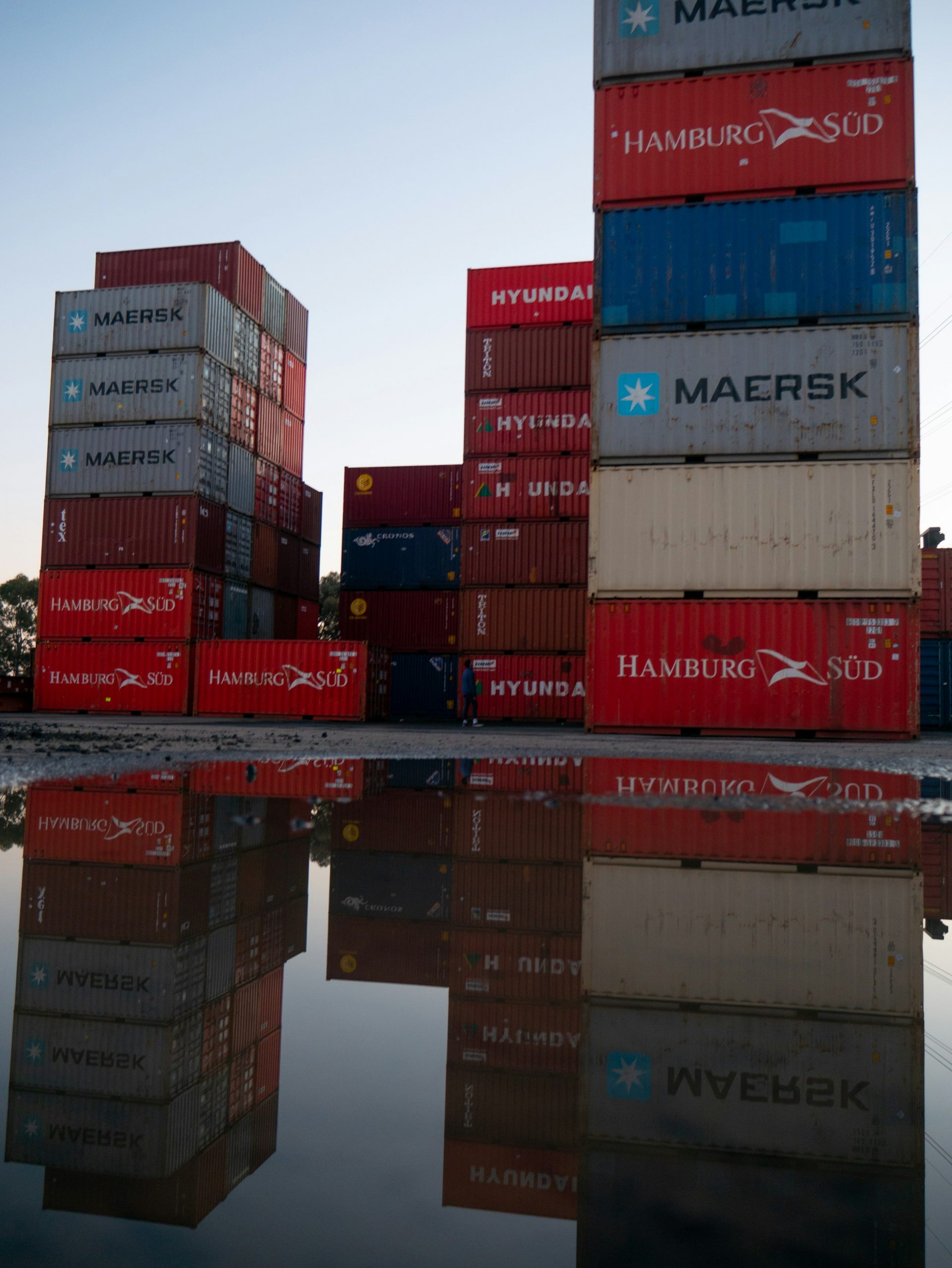 rote-und-blaue-frachtcontainer