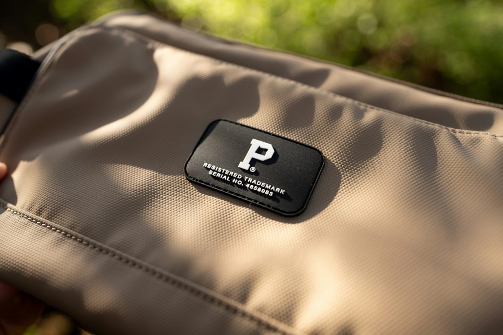 nahaufnahme-einer-tasche-mit-logo-patch