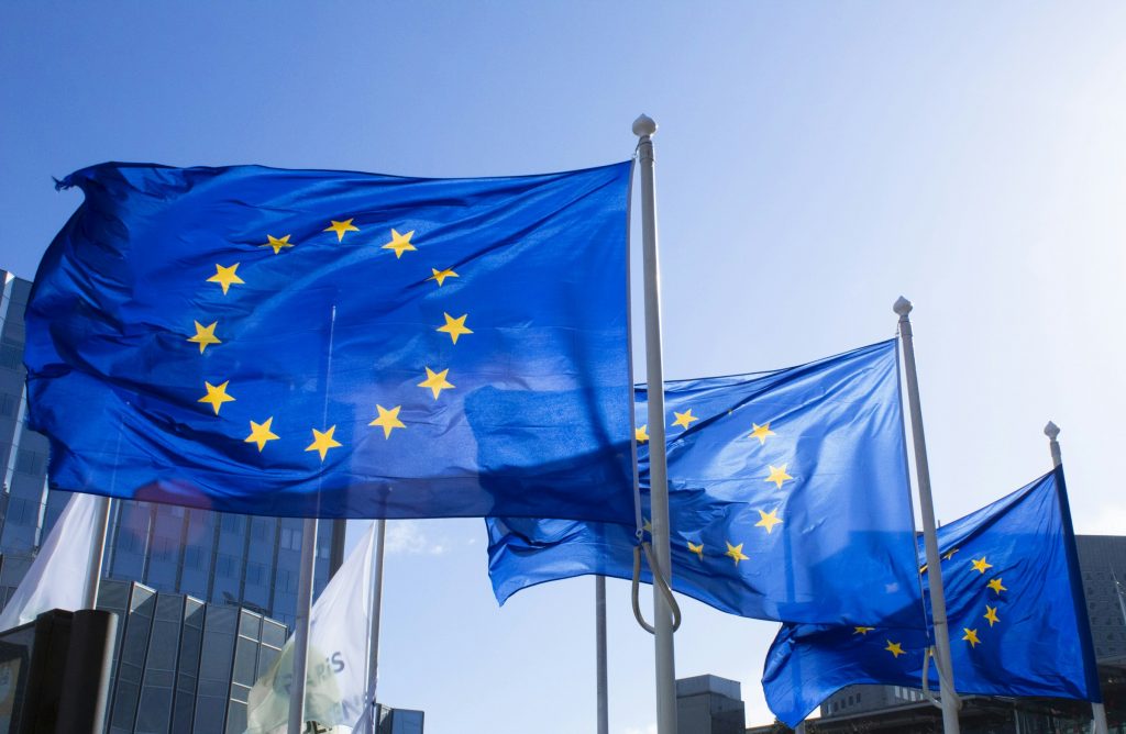 blaue-und-gelbe-flagge-der-eu-auf-der-stange