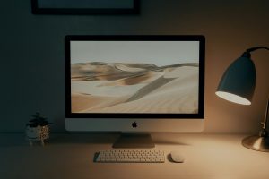 silberner-imac-auf-braunem-holztisch