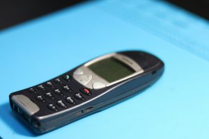 ein-vintage-nokia-handy-ruht-auf-einer-blauen-oberflache