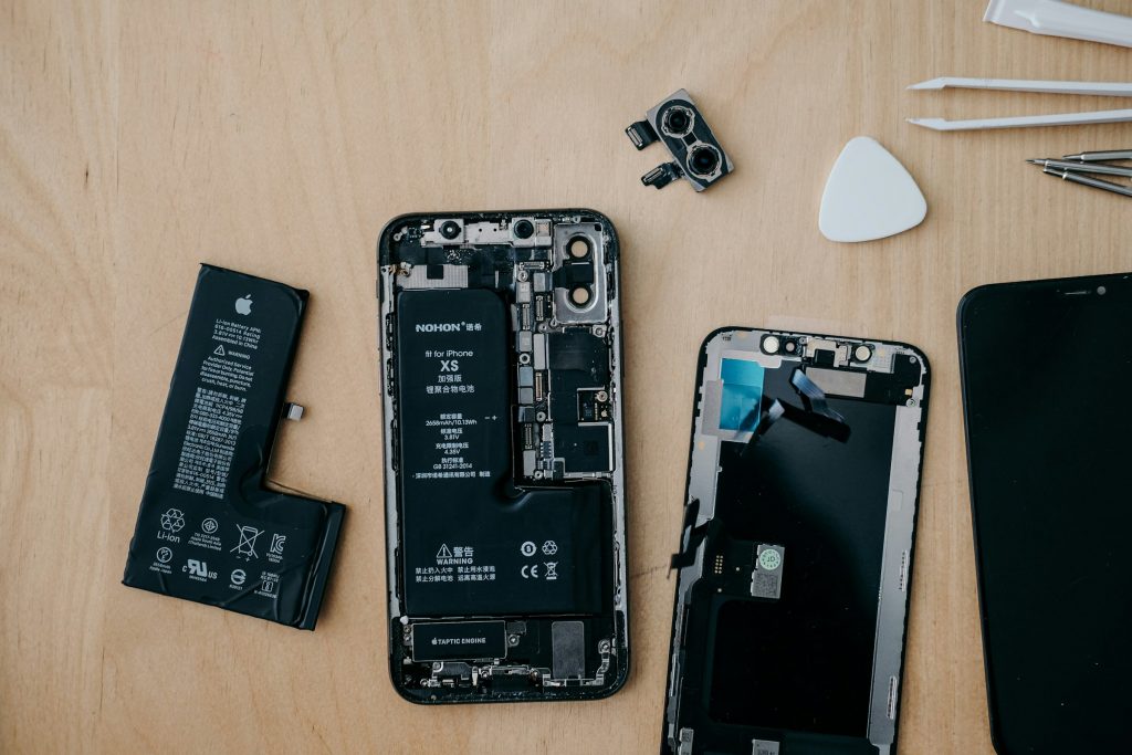 ein smartphone in reparatur offen einzelteile
