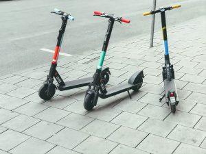 elektroroller-neben-der-strasse