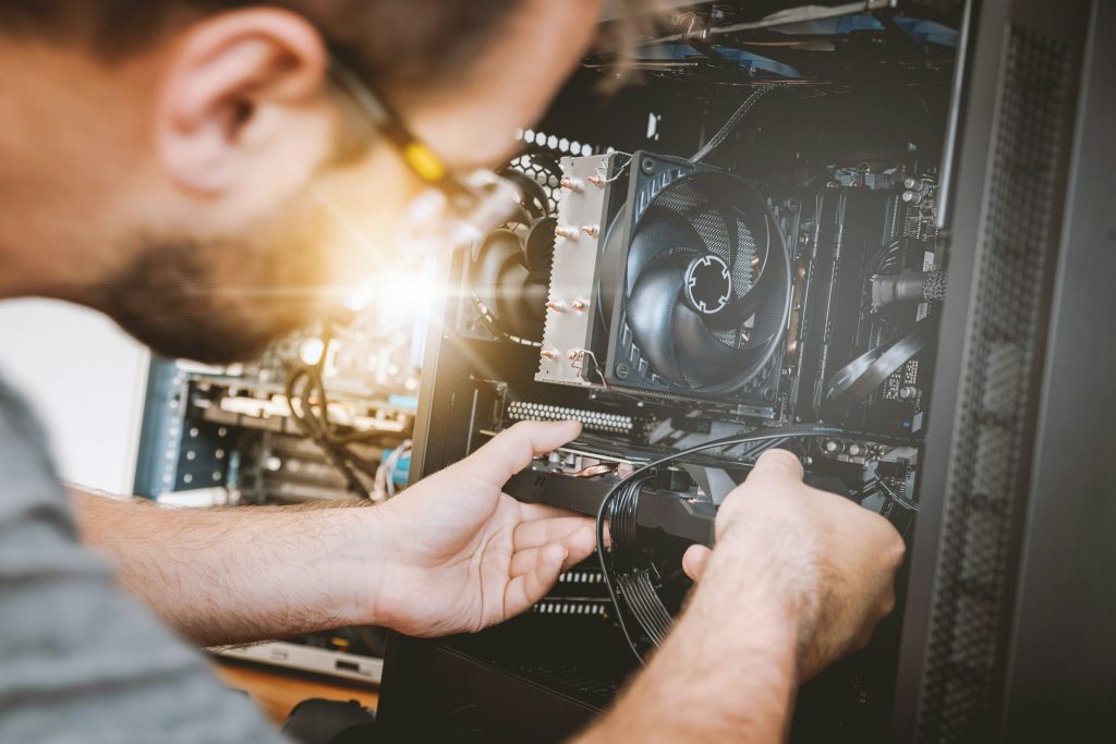 person repariert einen computer