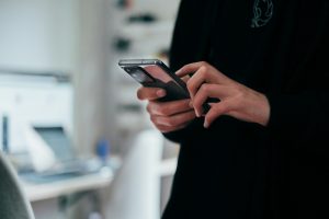 person-mit-schwarzem-android-smartphone