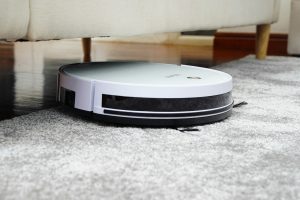 weisses-und-schwarzes-gerat-staubsauger-auf-teppich