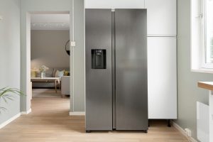 ein-kuhlschrank-in-einer-kuche-neben-einem-fenster