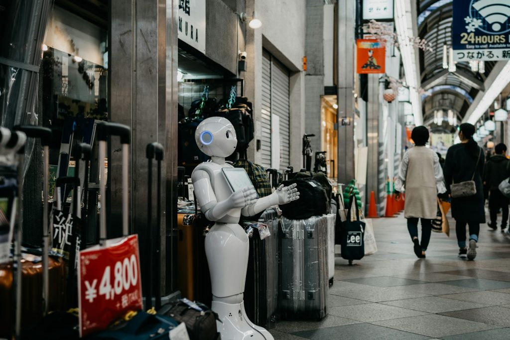 roboter-steht-in-der-nahe-von-gepacktaschen