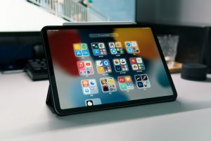 ein-tablet-computer-sitzt-auf-einem-tisch