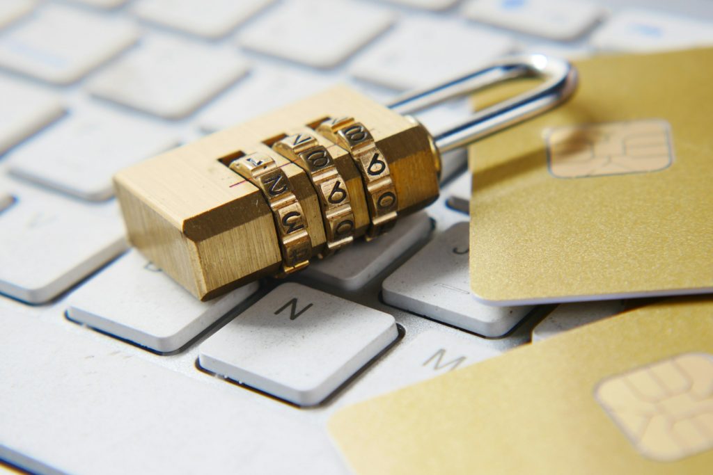 ein-goldenes-vorhangeschloss-das-auf-einer-tastatur-sitzt