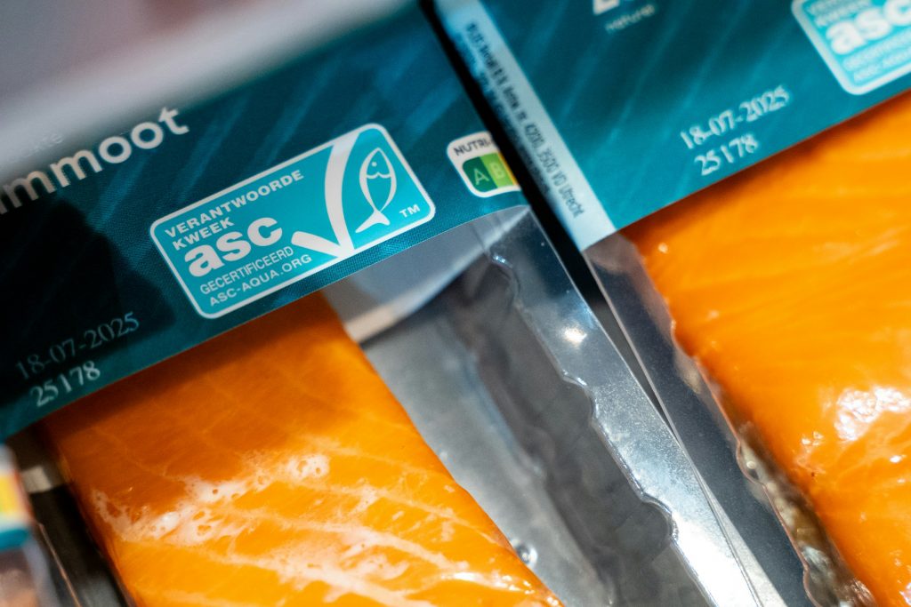 asc nachhaltigkeitssiegel auf lachs